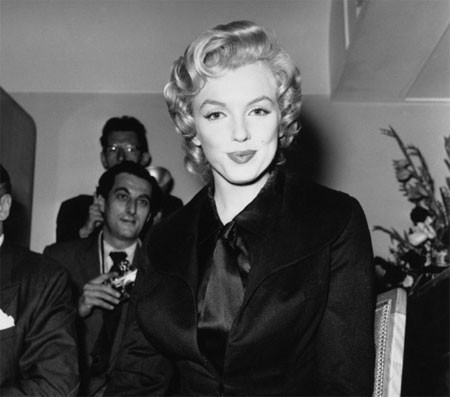 Marilyn Monroe tham gia cuộc họp báo ở khách sạn Savoy, London tháng 7.1956. Nhan sắc kiều diễm của cô khiến nhiều người có mặt tại đó phải "nín lặng". Marilyn Monroe tham gia cuộc họp báo ở khách sạn Savoy, London tháng 7.1956. Nhan sắc kiều diễm của cô khiến nhiều người có mặt tại đó phải "nín lặng".