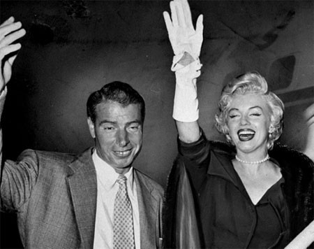 Cặp vợ chồng mới cưới Joe DiMaggio và Marilyn Monroe vẫy chào người hâm mộ tại sân bay quốc tế Idlewild. Cặp vợ chồng mới cưới Joe DiMaggio và Marilyn Monroe vẫy chào người hâm mộ tại sân bay quốc tế Idlewild.