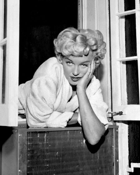 Marilyn Monroe và ánh nhìn mê hoặc lòng người. Marilyn Monroe và ánh nhìn mê hoặc lòng người.