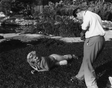 Ngôi sao Hollywood Marilyn Monroe được nhiếp ảnh gia Baron chụp ảnh tại nhà cô ở Palm Springs. Ngôi sao Hollywood Marilyn Monroe được nhiếp ảnh gia Baron chụp ảnh tại nhà cô ở Palm Springs.