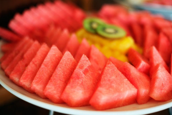 Ngoài ra, dưa hấu còn cung cấp rất nhiều dưỡng chất như vitamin B ngừa mụn, vitamin C chống lão hóa và vitamin PP làm giảm stress. Do vậy, bạn có thể ăn dưa hấu trong ngày mà không lo thiếu chất dinh dưỡng. Nhưng đừng quá làm dụng nhé. Ngoài ra, dưa hấu còn cung cấp rất nhiều dưỡng chất như vitamin B ngừa mụn, vitamin C chống lão hóa và vitamin PP làm giảm stress. Do vậy, bạn có thể ăn dưa hấu trong ngày mà không lo thiếu chất dinh dưỡng. Nhưng đừng quá làm dụng nhé.