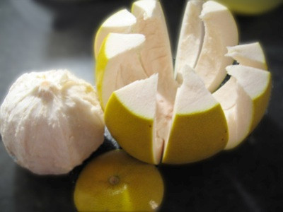 Ăn nhiều bưởi sẽ giúp cho các chất dinh dưỡng dễ dàng đi vào cơ thể hơn nên bạn sẽ không bị thiếu dinh dưỡng trong quá trình ăn kiêng. Những ai bị đau dạ dày tốt nhất nên hạn chế ăn bưởi. Ăn nhiều bưởi sẽ giúp cho các chất dinh dưỡng dễ dàng đi vào cơ thể hơn nên bạn sẽ không bị thiếu dinh dưỡng trong quá trình ăn kiêng. Những ai bị đau dạ dày tốt nhất nên hạn chế ăn bưởi.