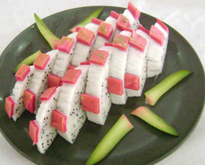 Thanh long: Cũng là một loại trái cây ít tinh bột, giàu chất xơ và vitamin C, thanh long có khả năng “đánh lừa” dạ dày cực kì đáng chú ý vì nó làm cho bạn cảm thấy no nhưng lại không hề làm tăng calo vào cơ thể. Ngoài ra, không thể không kể đến hiệu quả làm trắng và mịn da của thanh long. Thanh long: Cũng là một loại trái cây ít tinh bột, giàu chất xơ và vitamin C, thanh long có khả năng “đánh lừa” dạ dày cực kì đáng chú ý vì nó làm cho bạn cảm thấy no nhưng lại không hề làm tăng calo vào cơ thể. Ngoài ra, không thể không kể đến hiệu quả làm trắng và mịn da của thanh long.