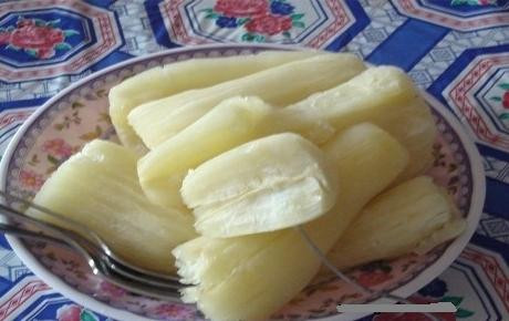 Củ sắn: Là một loại củ nhưng củ sắn chứa rất ít tinh bột (khoảng 2%), không hề có chất béo nên rất có ích cho quá trình giảm cân của bạn. Tác dụng chính của củ sắn không chỉ giúp bạn no lâu mà còn kích thích hệ tiêu hóa hoạt động tốt do chứa nhiều chất xơ. Củ sắn: Là một loại củ nhưng củ sắn chứa rất ít tinh bột (khoảng 2%), không hề có chất béo nên rất có ích cho quá trình giảm cân của bạn. Tác dụng chính của củ sắn không chỉ giúp bạn no lâu mà còn kích thích hệ tiêu hóa hoạt động tốt do chứa nhiều chất xơ.