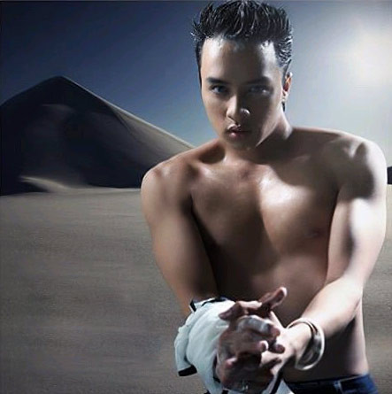 Ca sĩ nhiều tai tiếng Cao Thái Sơn khá sexy với hình ảnh bán nude, khoe ngực trần. Ca sĩ nhiều tai tiếng Cao Thái Sơn khá sexy với hình ảnh bán nude, khoe ngực trần.