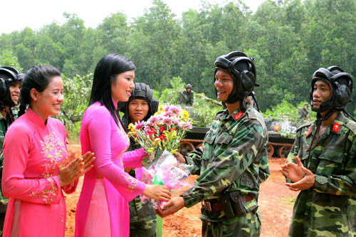 Cáccô giáo nhà trường địa phương chúc mừng cán bộ, chiến sĩ đơn vị Cáccô giáo nhà trường địa phương chúc mừng cán bộ, chiến sĩ đơn vị