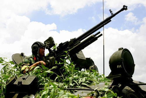 Thao trường nắng và gió giúp các chiến sĩ thêm quyết tâm Thao trường nắng và gió giúp các chiến sĩ thêm quyết tâm