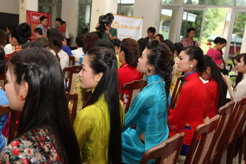 Những sóng tóc huyền đen nhánh dễ khiến trái tim chàng trai si tình thổn thức. Những sóng tóc huyền đen nhánh dễ khiến trái tim chàng trai si tình thổn thức.