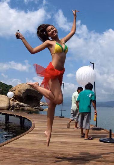 Thanh Hằng không ngừng phô diễn bờ ngực đầy và đôi chân dài trứ danh trong phim "Những nụ hôn rực rỡ".