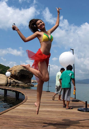 Thanh Hằng không ngừng phô diễn bờ ngực đầy và đôi chân dài trứ danh trong phim "Những nụ hôn rực rỡ". Thanh Hằng không ngừng phô diễn bờ ngực đầy và đôi chân dài trứ danh trong phim "Những nụ hôn rực rỡ".