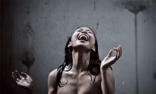 Hình ảnh nude nóng bỏng cực độ của Ngô Thanh Vân trong bộ phim "Ngôi nhà trong hẻm".