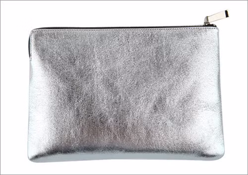 Lóng lánh, bắt mắt, túi sequin là lựa chọn của các cô nàng sành điệu. Giữa ngày thu gió hiu hiu thổi, cô nàng yêu kiều với quần skinny jeans, blazer đơn sắc và một chiếc túi sequin hút mắt sẽ là hình ảnh cực kì ấn tượng. Lóng lánh, bắt mắt, túi sequin là lựa chọn của các cô nàng sành điệu. Giữa ngày thu gió hiu hiu thổi, cô nàng yêu kiều với quần skinny jeans, blazer đơn sắc và một chiếc túi sequin hút mắt sẽ là hình ảnh cực kì ấn tượng.