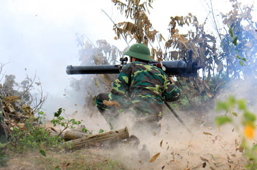 Mở màn trận đánh, khẩu đội DKZ chi viện tiêu diệt lô cốt, xe tăng, xe thiết giáp địch. Mở màn trận đánh, khẩu đội DKZ chi viện tiêu diệt lô cốt, xe tăng, xe thiết giáp địch.