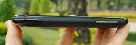 Cạnh phải bao gồm phím Volume (âm lượng)