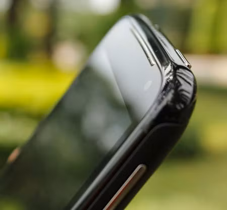 Đỉnh máy gồm nút nguồn và chân tai nghe 3,5 mm