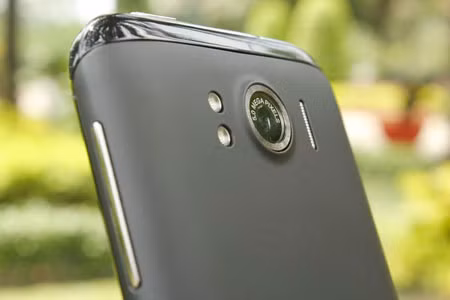 Camera 5.0 cho chất lượng ảnh đẹp trong điều kiện đủ ánh sáng. Bên trái camera là 2 đèn LED đủ để cung cấp ánh sáng khi cần thiết khi chụp hình cũng như sử dụng làm đèn pin. Máy có khả năng quét mã vạch với chức năng lấy nét tự động