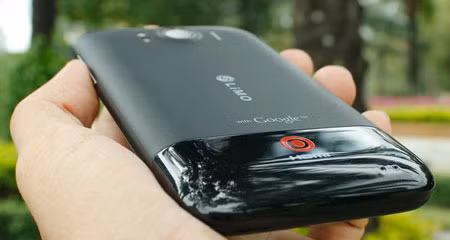 Lưng máy là một khối dính liền, phần dưới bằng vật liệu bóng, phần trên bằng nhựa mềm hạn chế dấu vân tay