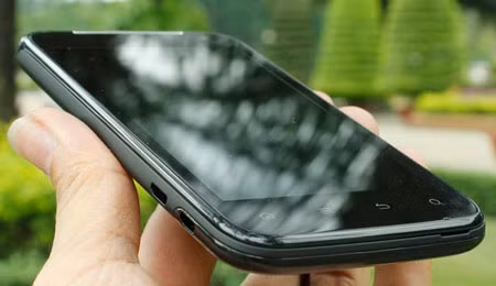 Màn hình 4,5 inch với công nghệ Super Amoled cho chất lượng hiển thị trung thực, màu không quá thừa như các sản phẩm khác tại châu Á