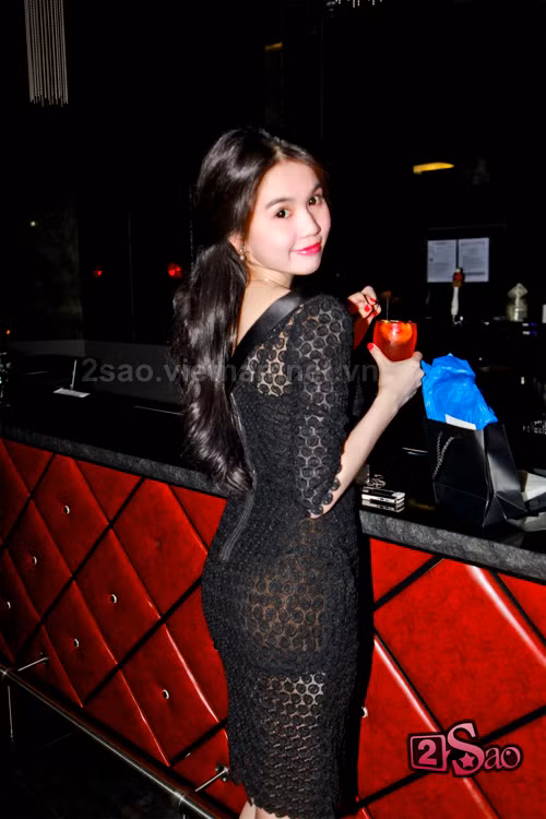 Ngọc Trinh khoe dáng nuột nà với trang phục ren quyến rũ. Ngọc Trinh khoe dáng nuột nà với trang phục ren quyến rũ.