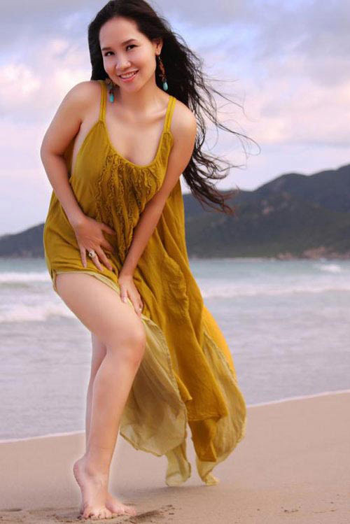 Thân hình Mai Khôi chỗ nào cũng tròn trịa và đôi chân cô nàng cũng không phải là một ngoại lệ.