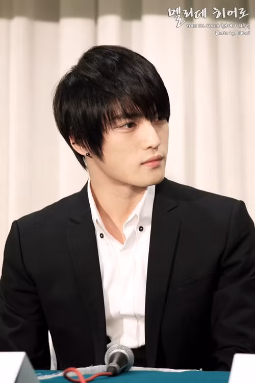 Khi Kim Jae Joong mặc vest trông anh rất cuốn hút.