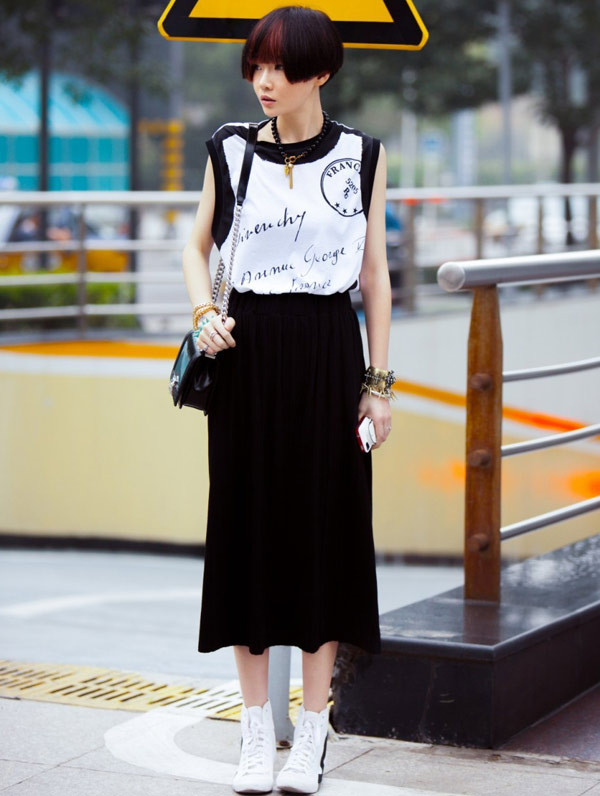 Sự đan xen hòa quyện về sắc màu trong cách phối hợp này sẽ khiến mọi cô gái đều trở nên ấn tượng. Sự đan xen hòa quyện về sắc màu trong cách phối hợp này sẽ khiến mọi cô gái đều trở nên ấn tượng.