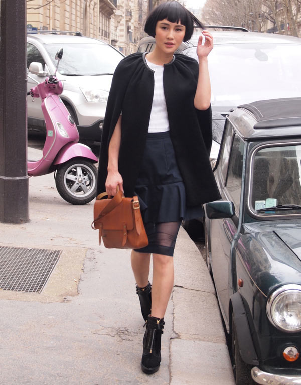 Áo choàng dáng cape mặc cùng chân juyp hai tầng, áo sơ mi sẽ là gợi ý hay cho mọi nữ công sở ngày thu sang. Áo choàng dáng cape mặc cùng chân juyp hai tầng, áo sơ mi sẽ là gợi ý hay cho mọi nữ công sở ngày thu sang.