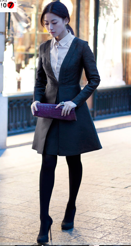 Vẻ đẹp trang trọng của áo vest dạng váy đen với sơ mi trắng muốt. Vẻ đẹp trang trọng của áo vest dạng váy đen với sơ mi trắng muốt.