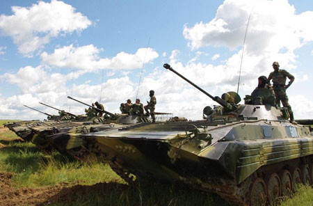 Cuộc tập trận Indra 2012 có sự tham gia của khoảng 500 binh sĩ của cả hai bên. Một trong nội dung tập trung, tập huấn khả năng vận hành phương tiên chiến đấu do Nga chế tạo. Trong ảnh, binh sĩ Ấn Độ đứng trên các xe chiến đấu bộ binh BMP-2.