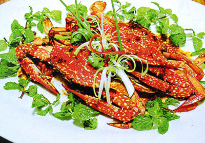 Gẹ hấp cả con: Đây là món ăn rất thường thấy ở miền quê vùng biển, tuy nhiên khi ăn gẹ hấp mọi người không chú ý vệ sinh an toàn thực phẩm và nấu chưa chín kỹ thì nguy cơ nhiễm sán là rất cao. Vì trong mai ghẹ thường là nơi trú ngụ không chỉ có sán mà còn rất nhiều loại vi khuẩn khác. (Ảnh: ITN) Gẹ hấp cả con: Đây là món ăn rất thường thấy ở miền quê vùng biển, tuy nhiên khi ăn gẹ hấp mọi người không chú ý vệ sinh an toàn thực phẩm và nấu chưa chín kỹ thì nguy cơ nhiễm sán là rất cao. Vì trong mai ghẹ thường là nơi trú ngụ không chỉ có sán mà còn rất nhiều loại vi khuẩn khác. (Ảnh: ITN)