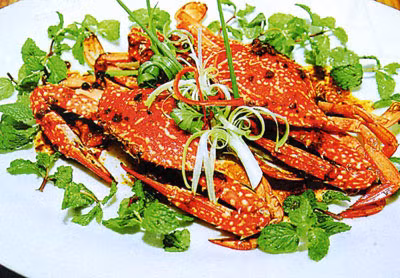 Gẹ hấp cả con: Đây là món ăn rất thường thấy ở miền quê vùng biển, tuy nhiên khi ăn gẹ hấp mọi người không chú ý vệ sinh an toàn thực phẩm và nấu chưa chín kỹ thì nguy cơ nhiễm sán là rất cao. Vì trong mai ghẹ thường là nơi trú ngụ không chỉ có sán mà còn rất nhiều loại vi khuẩn khác. (Ảnh: ITN)