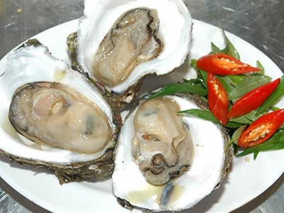 Hàu sông: Hàu là món ăn rất giàu canxi, tuy nhiên nhiều người sử dụng thực phẩm này bằng cách ăn sống là hoàn toàn sai lầm. Bởi trong hàu sống có rất nhiều vi khuẩn cũng như sán các loại sinh sống mà trong qui trình xử lý không thể tiêu diệt hết được. (Ảnh: ITN) Hàu sông: Hàu là món ăn rất giàu canxi, tuy nhiên nhiều người sử dụng thực phẩm này bằng cách ăn sống là hoàn toàn sai lầm. Bởi trong hàu sống có rất nhiều vi khuẩn cũng như sán các loại sinh sống mà trong qui trình xử lý không thể tiêu diệt hết được. (Ảnh: ITN)