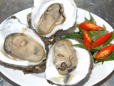 Hàu sông: Hàu là món ăn rất giàu canxi, tuy nhiên nhiều người sử dụng thực phẩm này bằng cách ăn sống là hoàn toàn sai lầm. Bởi trong hàu sống có rất nhiều vi khuẩn cũng như sán các loại sinh sống mà trong qui trình xử lý không thể tiêu diệt hết được. (Ảnh: ITN)