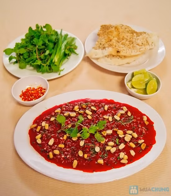 Tiết canh ngan, vịt: Cũng giống như tiết canh lợn, tiết canh ngan, vịt chứa rất nhiều vi khuẩn cũng như các loại sán gây nguy hại đến sức khỏe con người. Đặc biệt là sán lá gan và sán não.(Ảnh: ITN)