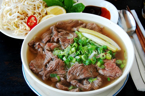 Phở bò tái: Phở bò là món ăn được rất nhiều người ưa chuộng. Nhưng gần đây đã có trường hợp bị sán do ăn phở bò tái. Đó chính là tiếng chuông cảnh tính đối với những người chọn phở bò tái là món khoái khẩu.(Ảnh: ITN) Phở bò tái: Phở bò là món ăn được rất nhiều người ưa chuộng. Nhưng gần đây đã có trường hợp bị sán do ăn phở bò tái. Đó chính là tiếng chuông cảnh tính đối với những người chọn phở bò tái là món khoái khẩu.(Ảnh: ITN)