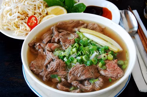 Phở bò tái: Phở bò là món ăn được rất nhiều người ưa chuộng. Nhưng gần đây đã có trường hợp bị sán do ăn phở bò tái. Đó chính là tiếng chuông cảnh tính đối với những người chọn phở bò tái là món khoái khẩu.(Ảnh: ITN)