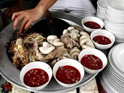 Lòng lợn tiết canh: Đây là món ăn đã được cảnh báo từ lâu về độ mất an toàn vệ sinh thực phẩm. Đã có không ít trường hợp phải nhập viện khi ăn lòng lợn tiết canh, thậm chí còn có trường hợp đã tử vong do nhiễm các loại sán và nhiều biến chứng khác. (Ảnh: ITN) Lòng lợn tiết canh: Đây là món ăn đã được cảnh báo từ lâu về độ mất an toàn vệ sinh thực phẩm. Đã có không ít trường hợp phải nhập viện khi ăn lòng lợn tiết canh, thậm chí còn có trường hợp đã tử vong do nhiễm các loại sán và nhiều biến chứng khác. (Ảnh: ITN)