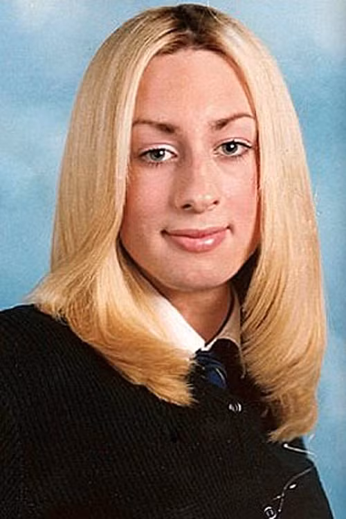 Laura khi còn đi học. Laura khi còn đi học.