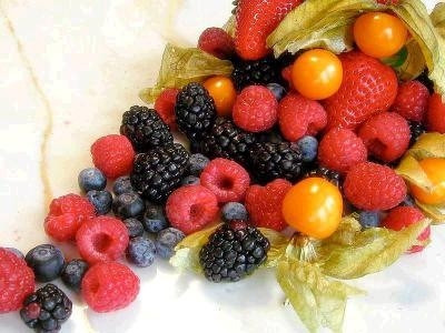 Ăn quả mọng (việt quất, mâm xôi, dâu tây...): Các chất chống oxy hóa trong quả nam việt quất, quả việt quất, dâu tây và mâm xôi... sẽ giúp phòng ngừa đột quỵ, giữ cho trí óc luôn sáng suốt khi bạn có tuổi và phòng tránh ung thư. Ăn quả mọng (việt quất, mâm xôi, dâu tây...): Các chất chống oxy hóa trong quả nam việt quất, quả việt quất, dâu tây và mâm xôi... sẽ giúp phòng ngừa đột quỵ, giữ cho trí óc luôn sáng suốt khi bạn có tuổi và phòng tránh ung thư.