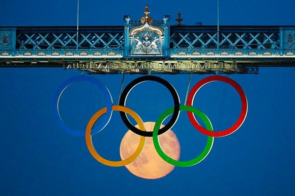 Cảnh tượng chưa từng có trên Tower Bridge bắc qua sông Thames Cảnh tượng chưa từng có trên Tower Bridge bắc qua sông Thames