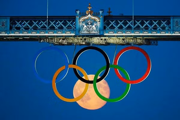 Cảnh tượng chưa từng có trên Tower Bridge bắc qua sông Thames Cảnh tượng chưa từng có trên Tower Bridge bắc qua sông Thames