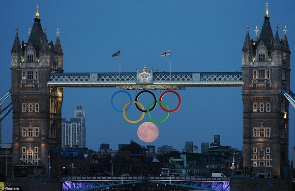 Khi Olympic London 2012 đang bước vào giai đoạn gay cấn thì vừa qua, trên tháp cầu Tower Bridge bắc qua sông Thames đã diễn ra một cảnh tượng chưa từng có trong lịch sử Olympic. Khi Olympic London 2012 đang bước vào giai đoạn gay cấn thì vừa qua, trên tháp cầu Tower Bridge bắc qua sông Thames đã diễn ra một cảnh tượng chưa từng có trong lịch sử Olympic.