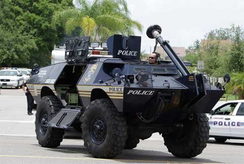 Xe tải bọc sắt: Phương tiện này sẽ được triển khai ở Tampa. Như một phần của ngân sách 50 triệu USD, xe tải bọc sắt là thiết bị hoàn hảo để phá vỡ rào chắn của người biểu tình. Theo cảnh sát Charlotte, thành phố sẽ dùng hơn 146.000 USD cho xe tải mới này, gồm cả loại Chevrolet Tahoes, Ford F-250s và để thuê xe Harley-Davidson cho cảnh sát.