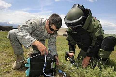 Máy chiếu X quang EOD: Giới chức địa phương có thể mang những chiếc máy chiếu X quang công nghệ cao, cầm tay, giá 64.325 USD/chiếc đi khắp nơi. "Chiếc máy cầm tay này sẽ cho phép một đội chuyên gia chất nổ được đào tạo bài bản, kiểm tra những chiếc hộp đáng nghi tại hội trường diễn ra hội nghị và đưa ra kết quả nhanh chóng, an toàn.