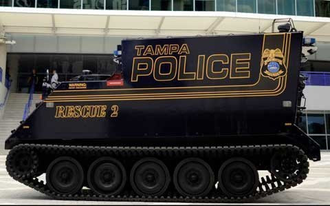 Dưới đây là những gì nhà chức trách Tampa và Charlotte sẽ dùng để bảo đảm an ninh cho hội nghị của đảng Cộng hòa và Dân chủ. Trong ảnh: Xe bọc thép được trang bị cho lực lượng cảnh sát.