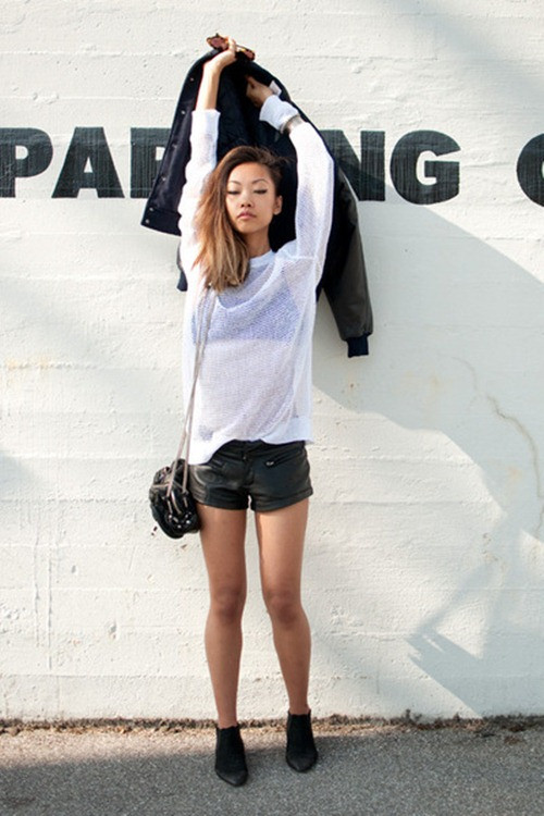 Kiểu kết hợp 2 gam màu đen-trắng rất phổ biến khi với kiểu mix đồ áo pull + shorts da.