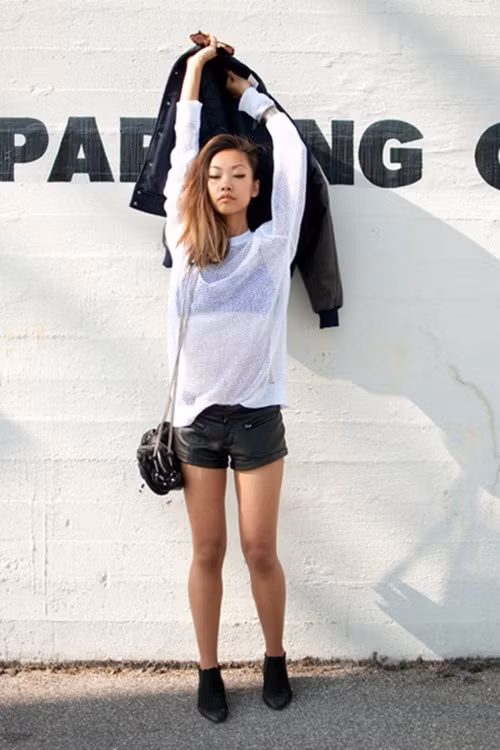 Kiểu kết hợp 2 gam màu đen-trắng rất phổ biến khi với kiểu mix đồ áo pull + shorts da.