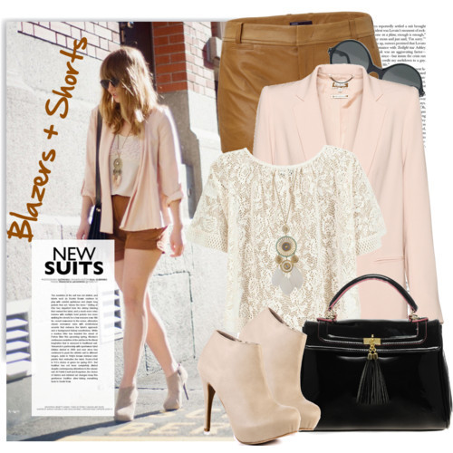 Ngọt ngào tuyệt đối với shorts da nâu, áo ren trắng cùng blazer và ankle boot ton-sur-ton hồng nude.