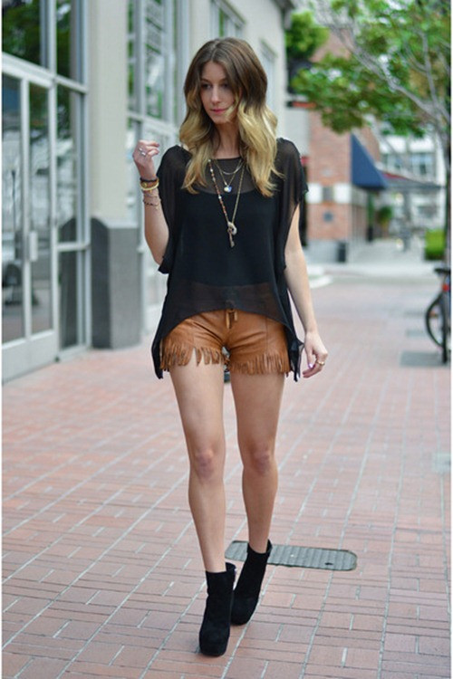 Ngoài shorts da đen, shorts màu da bò cũng được yêu thích không kém vì chúng mang lại vẻ ngoài nữ tính, nhẹ nhàng hơn một chút.