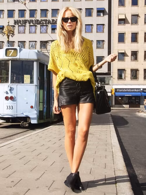 Shorts da + áo crochet lạ mắt + boots: gợi ý mix đồ cực kì trendy cho mùa thu này.